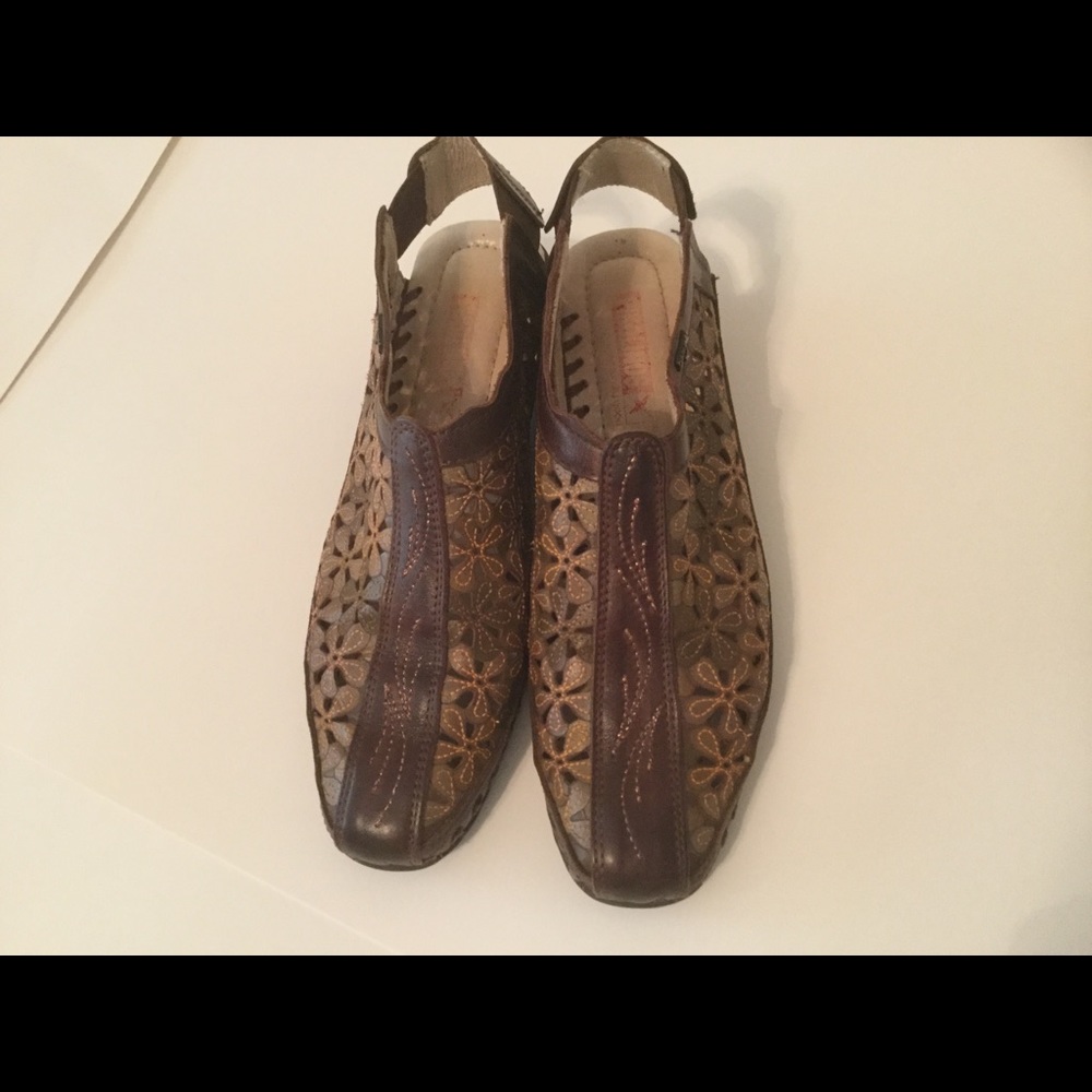 Pikolinos sling back flower design sandals